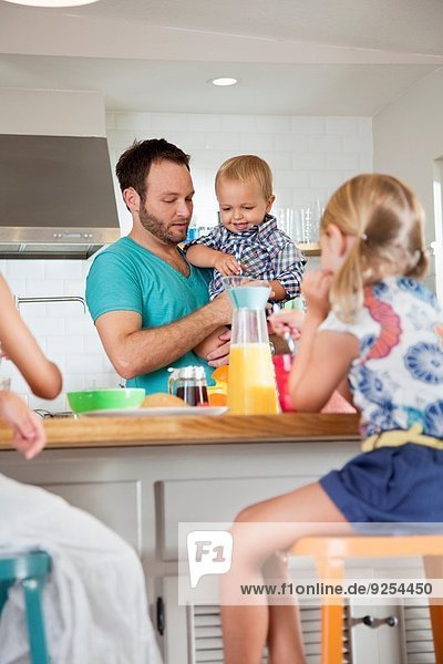 Vater Mehrzweck-Frühstück mit Sohn und Töchtern