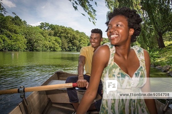 Junges Paar im Ruderboot auf dem See im Central Park  New York City  USA