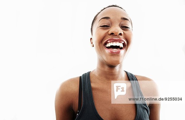 Atelierporträt einer lachenden jungen Frau