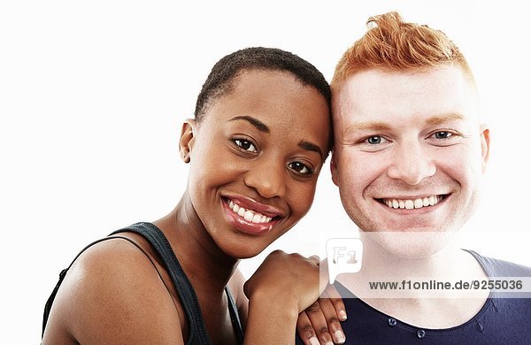 Studio-Porträt eines lächelnden jungen Paares