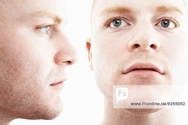 Zweifache Mehrfachbelichtung von Gesicht und Profil des jungen Mannes