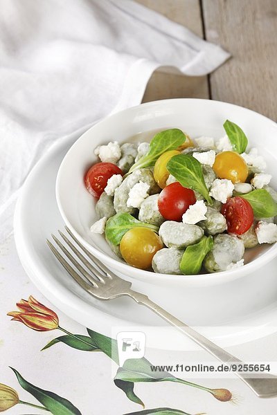 Käse Tomate Salat Spinat Gnocchi