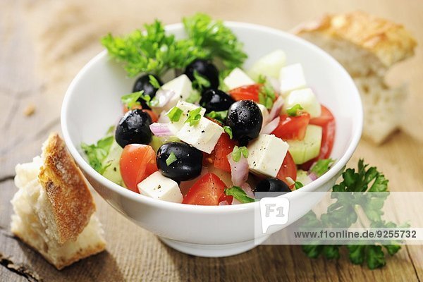 Griechischer Salat mit schwarzen Oliven und Feta