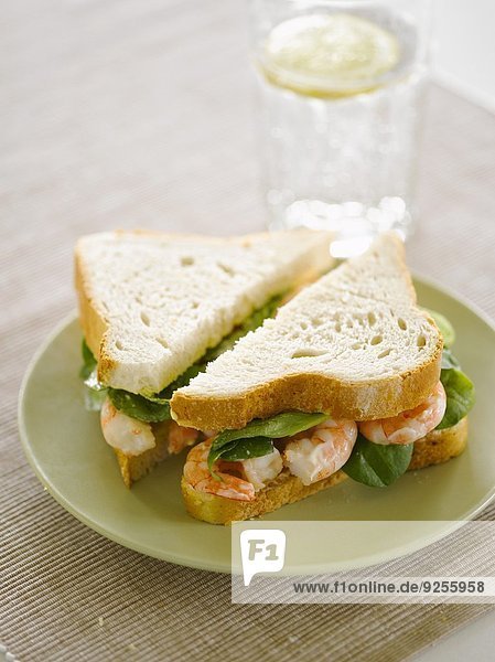 Sandwichecken mit Prawns und Spinat
