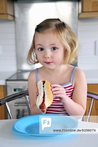 Hot Dog Hot Dogs klein essen essend isst Mädchen