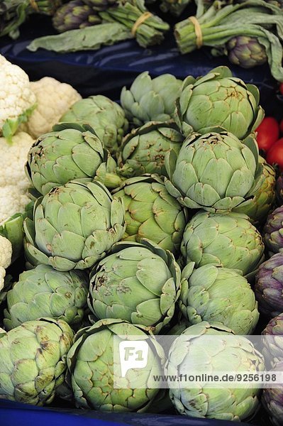 Artichokes and caulifower on a market stand