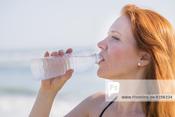 Wasser Frau Strand Ansicht trinken