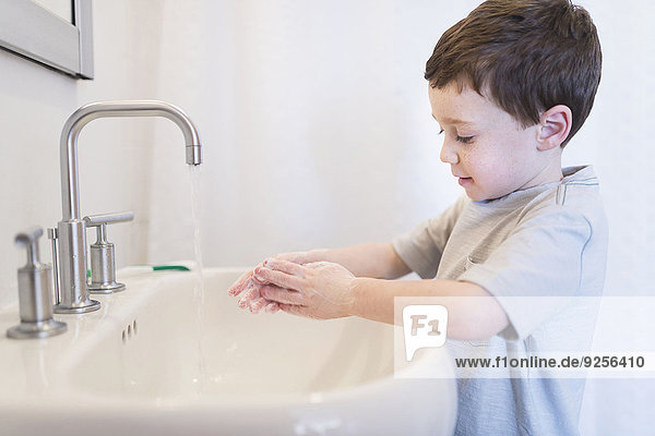 Junge - Person waschen 5-9 Jahre 5 bis 9 Jahre