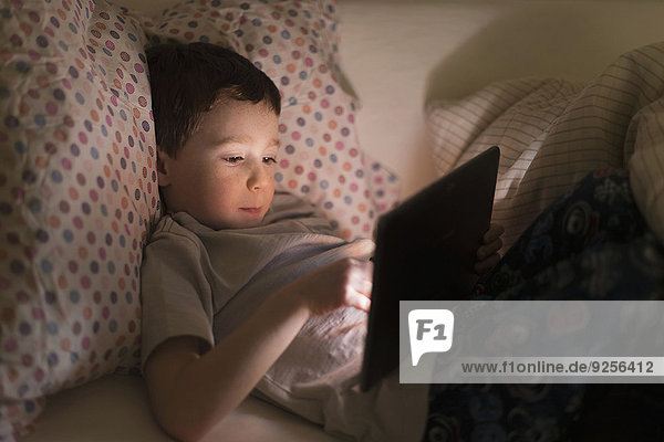 benutzen Junge - Person Bett Tablet PC 5-9 Jahre 5 bis 9 Jahre