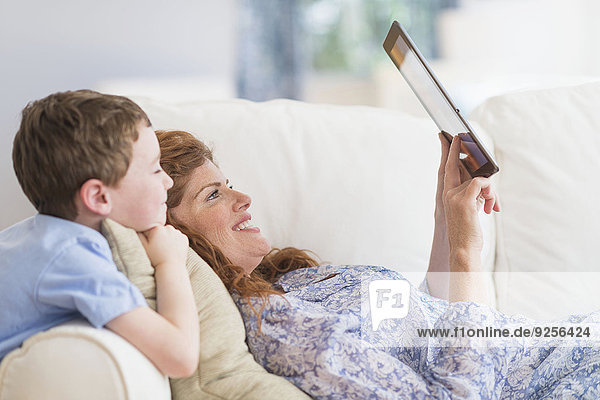liegend liegen liegt liegendes liegender liegende daliegen benutzen Couch Sohn Tablet PC 5-9 Jahre 5 bis 9 Jahre Mutter - Mensch