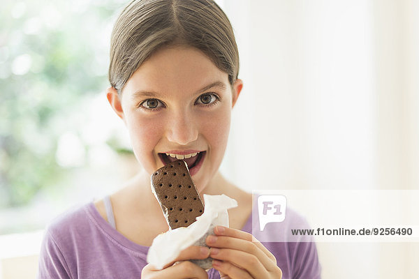 Eis Sandwich essen essend isst 10-11 Jahre 10 bis 11 Jahre Mädchen Sahne