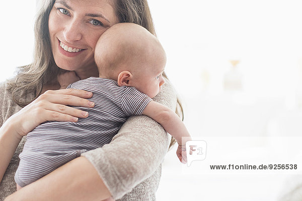 Portrait lächeln Junge - Person halten Mutter - Mensch Baby