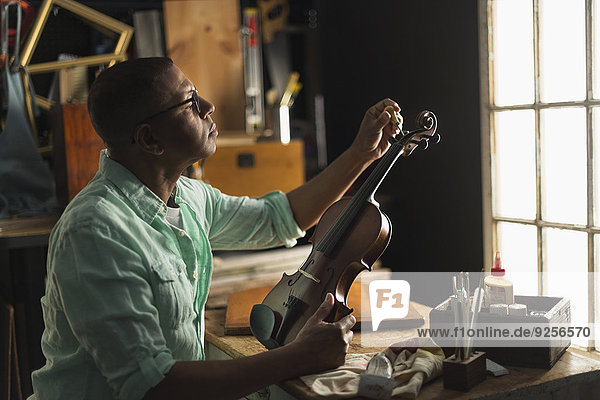 Mann befestigen reifer Erwachsene reife Erwachsene Geige