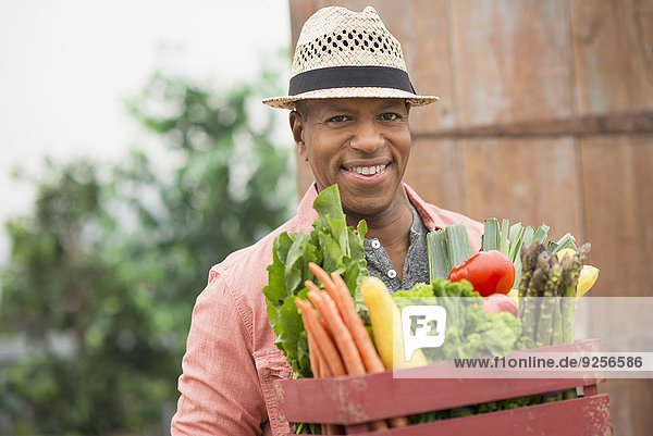 Portrait Mann Frische tragen Gemüse voll