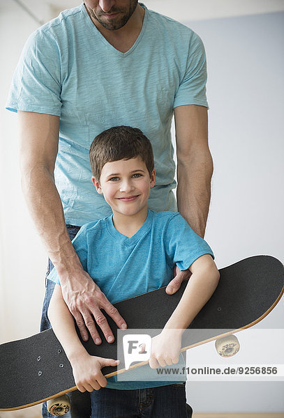 Menschlicher Vater Sohn halten Skateboard 5-9 Jahre 5 bis 9 Jahre