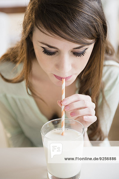 junge Frau junge Frauen trinken Stroh Milch