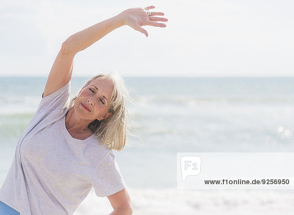 Senior Senioren Frau Strand üben