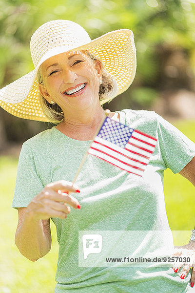 Portrait Frau halten Fahne amerikanisch