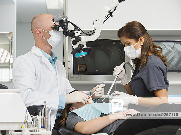 Patientin benutzen Zahnarzt Mikroskop