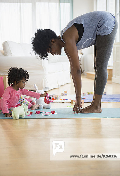 strecken Spiel Yoga Tochter Mutter - Mensch Matte