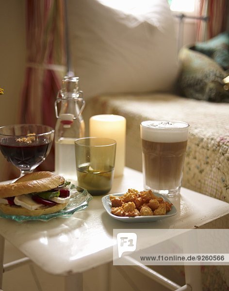 Herbstfrühstück mit Bagel  Mandelplätzchen  Heidelbeersuppe und Kaffee im Schlafzimmer