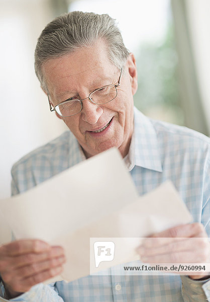 Senior Senioren Europäer Mann Brief vorlesen