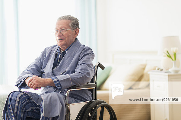 sitzend Senior Senioren Europäer Mann Rollstuhl