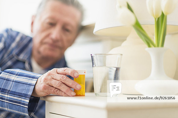 Senior Senioren Europäer Mann nehmen Gesundheitspflege