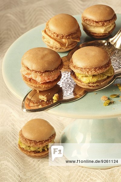 Macarons mit Cremefüllung auf Tortenheber