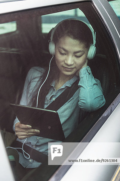 benutzen Jugendlicher Auto mischen Rücksitz Tablet PC Mädchen Mixed