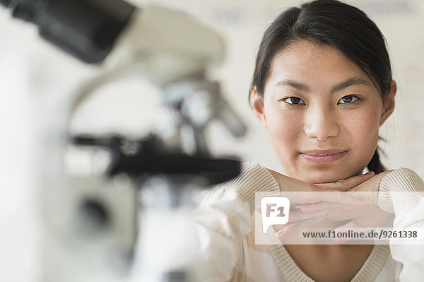 Laborant Jugendlicher lächeln mischen Mädchen Mixed Wissenschaft
