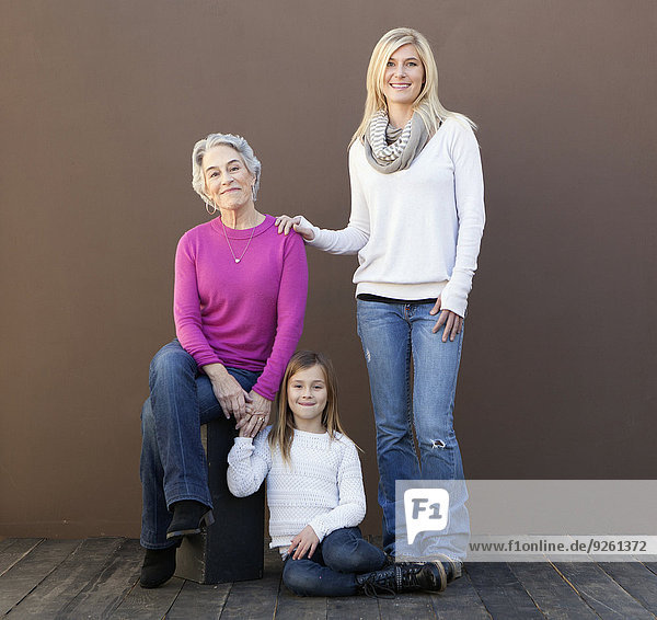 Zusammenhalt Europäer Frau lächeln 3 Generation