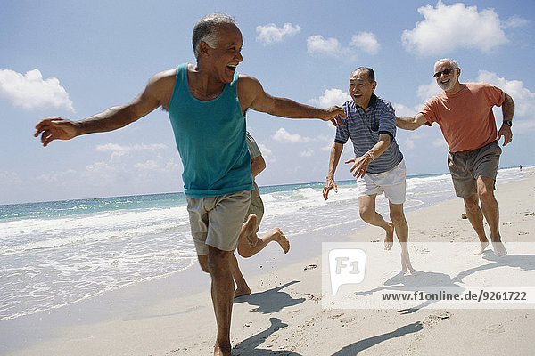 Senior Senioren Freundschaft Strand joggen