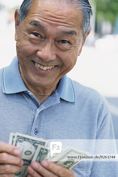 Außenaufnahme Senior Senioren Mann Geld zählen freie Natur
