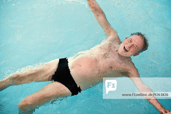 Senior Senioren Mann fließen Schwimmbad