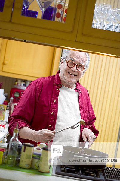 Senior Senioren kochen Mann Küche