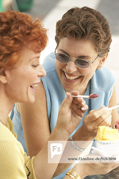 Senior Senioren Zusammenhalt Frau Eis essen essend isst Sahne