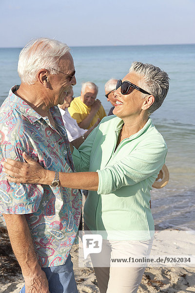 Senior Senioren umarmen Strand