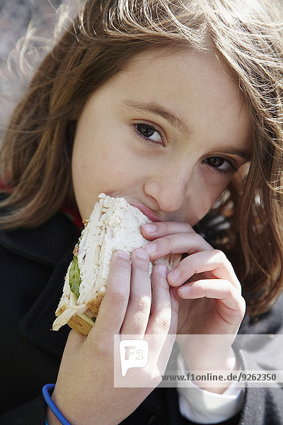 Außenaufnahme Sandwich essen essend isst Mädchen freie Natur
