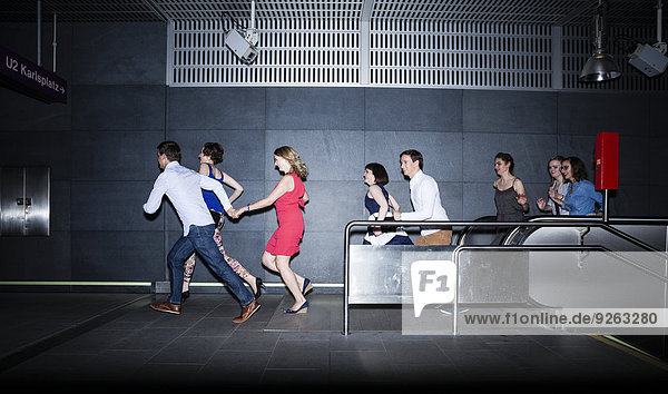 Gruppe von Freunden  die in der U-Bahn-Station laufen