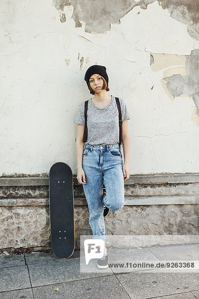 Porträt einer langweiligen jungen Skateboarderin
