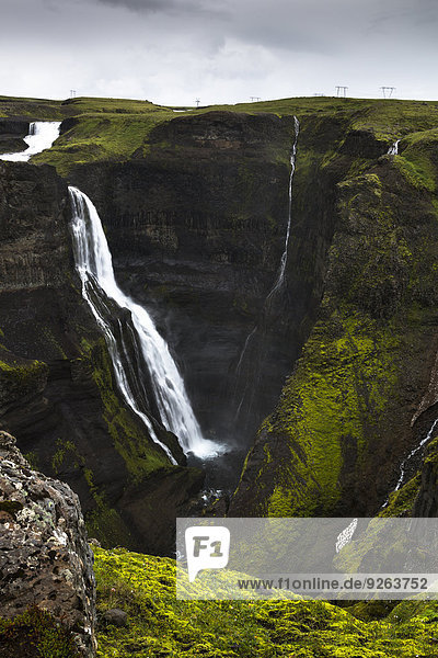 Island  Blick auf Landschaft mit Wasserfall Granni
