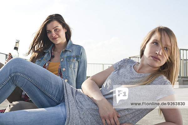 Deutschland  Nordrhein-Westfalen  Köln  zwei junge Frauen entspannen sich auf der Parkebene