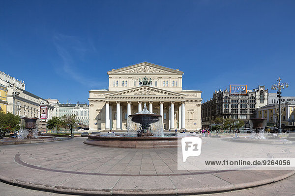 Russland  Zentralrussland  Moskau  Theaterplatz  Bolschoi-Theater und Petrovskij-Brunnen