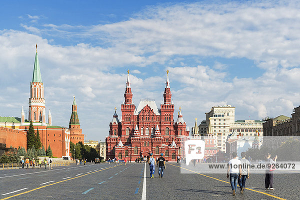 Russland  Zentralrussland  Moskau  Roter Platz  Kremlmauer  Staatliches Historisches Museum  Iberisches Tor  Nikolskaja-Turm  Arsenalturm im Hintergrund