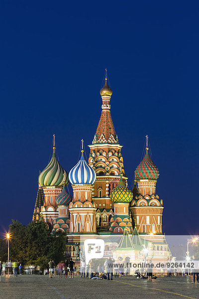 Russland  Zentralrussland  Moskau  Roter Platz  Basilius-Kathedrale am Abend