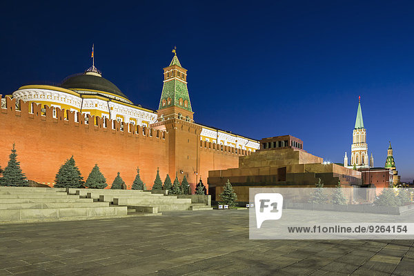 Russland  Zentralrussland  Moskau  Roter Platz  Basilius-Kathedrale  Kreml-Mauer  Kreml-Senat  Senatsturm  Spasskaja-Turm und Lenin-Mausoleum am Abend