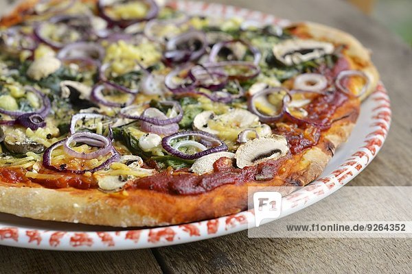 Hausgemachte Spinat-Pilz-Pizza mit veganem Käse