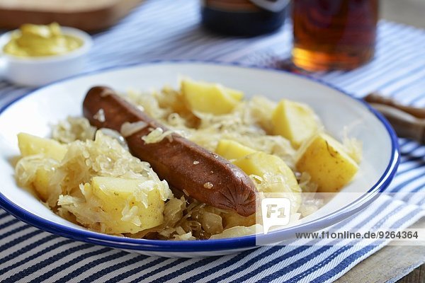 Deutschland  Vegane Würstchen mit Kartoffeln und Sauerkraut