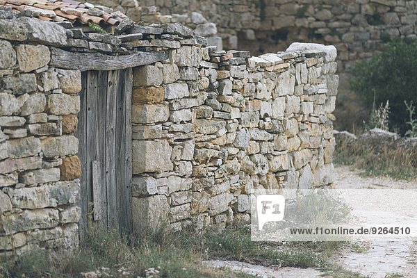 Spanien  Provinz Soria  Rello  alte Holztür in einer neutralen Steinmauer